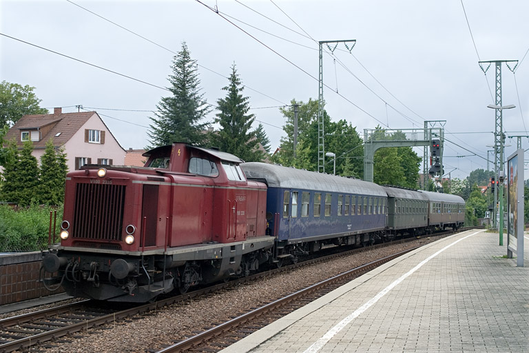 V 100 2335 bei km 16,6 (Juni 2011)