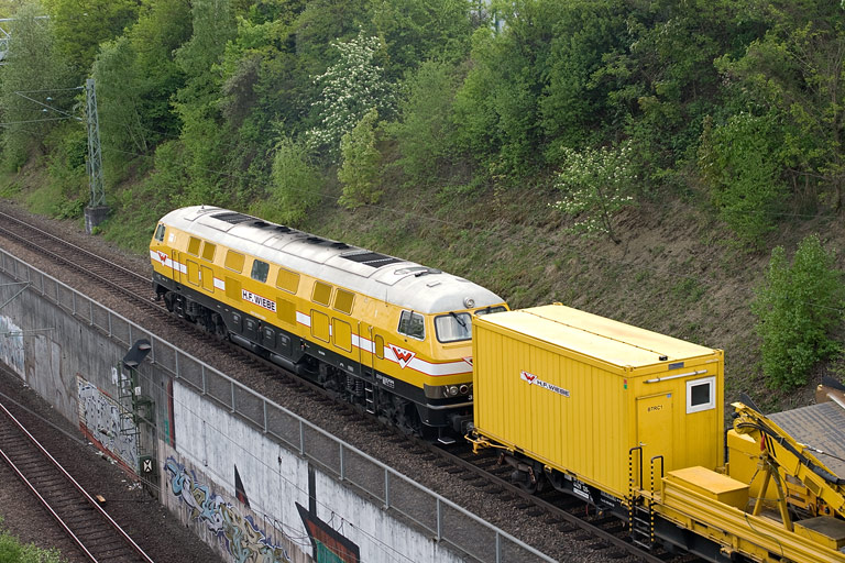 Wiebe 320 001 mit DBV 82388 bei km 14,0 (April 2011)