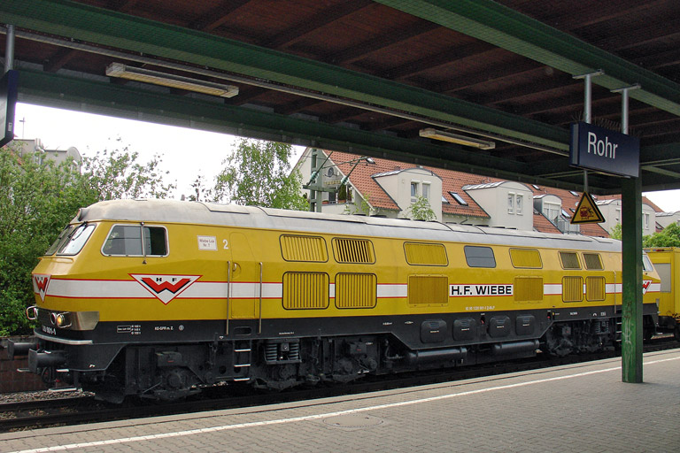 Wiebe 320 001 mit DBV 82388 bei km 16,8 (April 2011)