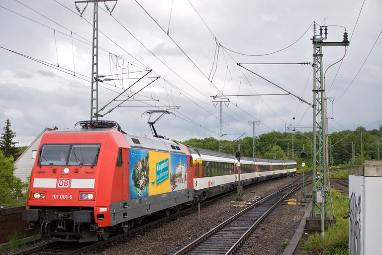 101 001 mit IC 182 bei km 16,8 (Mai 2012)
