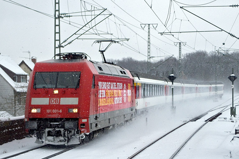 101 001 mit IC 280 bei km 16,8 (Dezember 2012)