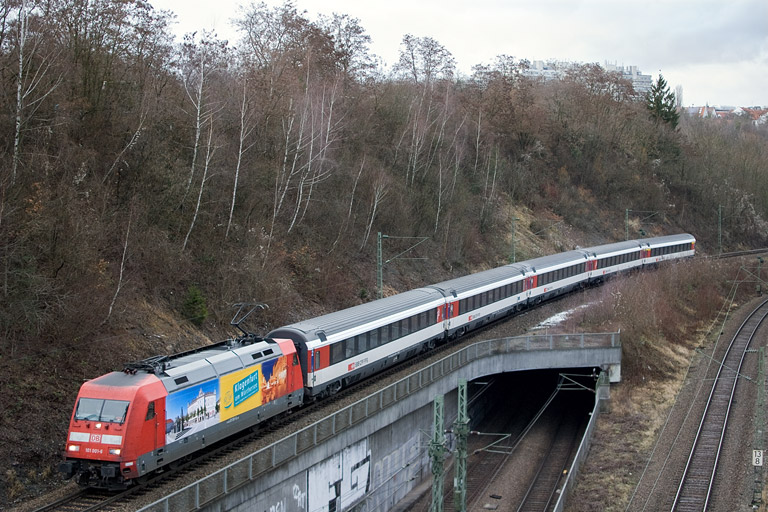 101 001 mit IC 281 bei km 13,8 (Januar 2012)