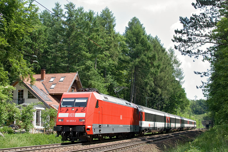 101 003 mit IC 185 bei km 18,2 (Mai 2012)