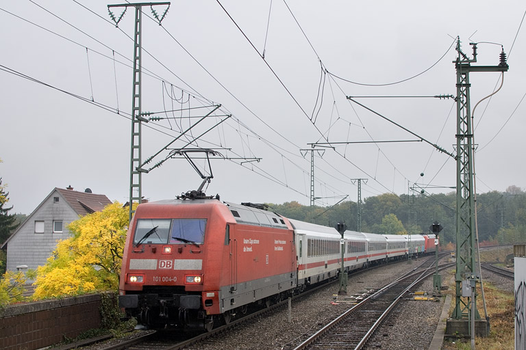 101 004 mit IC 1682 bei km 16,8 (Oktober 2012)