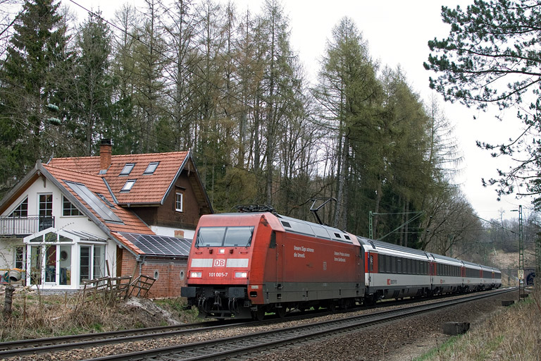101 005 mit IC 281 bei km 18,2 (April 2012)
