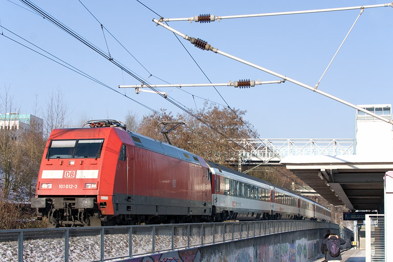 101 012 mit IC 183 bei km 14,0 (Februar 2012)