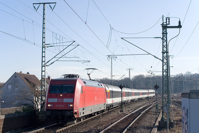 101 012 mit IC 280 bei km 16,8 (Januar 2012)