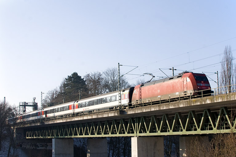 101 013 mit IC 284 bei km 14,6 (Februar 2012)