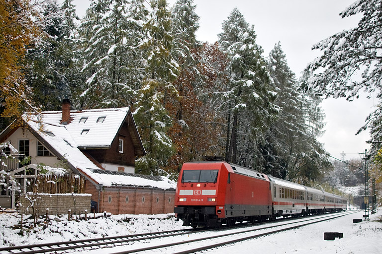 101 014 mit IC 1681 bei km 18,2 (Oktober 2012)