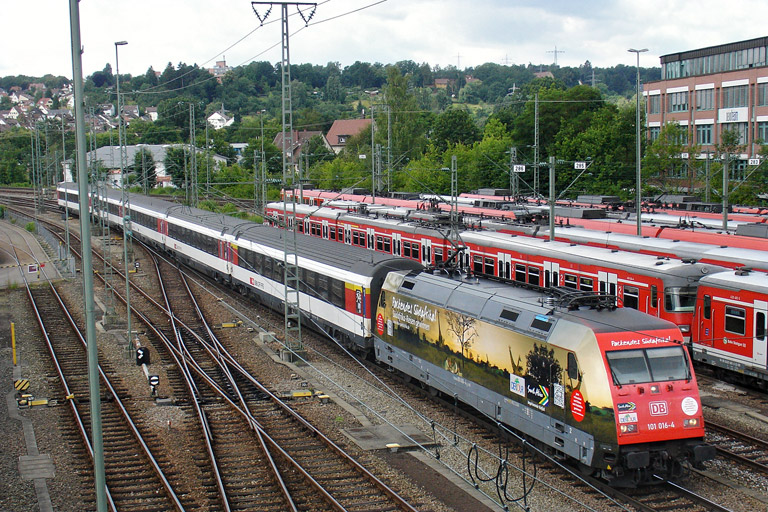 101 016 mit IC 284 bei km 16,0 (Juni 2012)