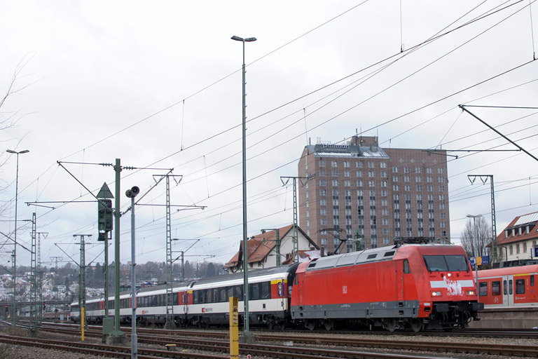101 018 mit IC 282 bei km 15,6 (Dezember 2012)