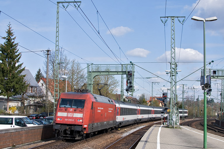 101 019 mit IC 183 bei km 16,6 (April 2012)