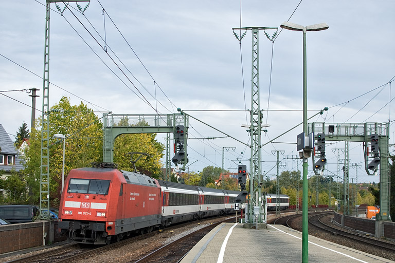 101 021 mit IC 183 bei km 16,6 (Oktober 2012)