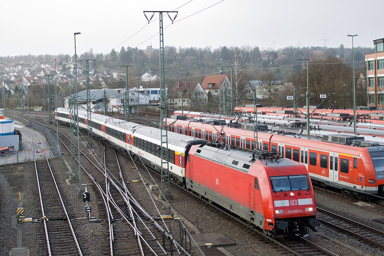 101 023 mit IC 282 bei km 16,0 (Dezember 2012)
