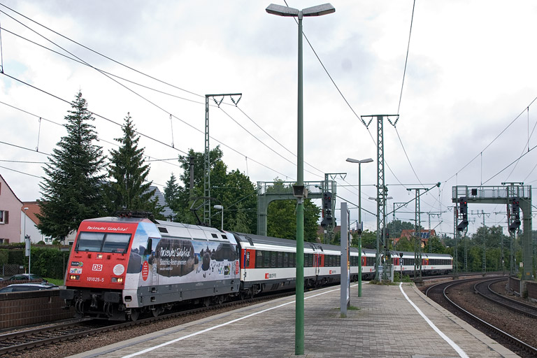 101 025 mit IC 183 bei km 16,6 (Juli 2012)