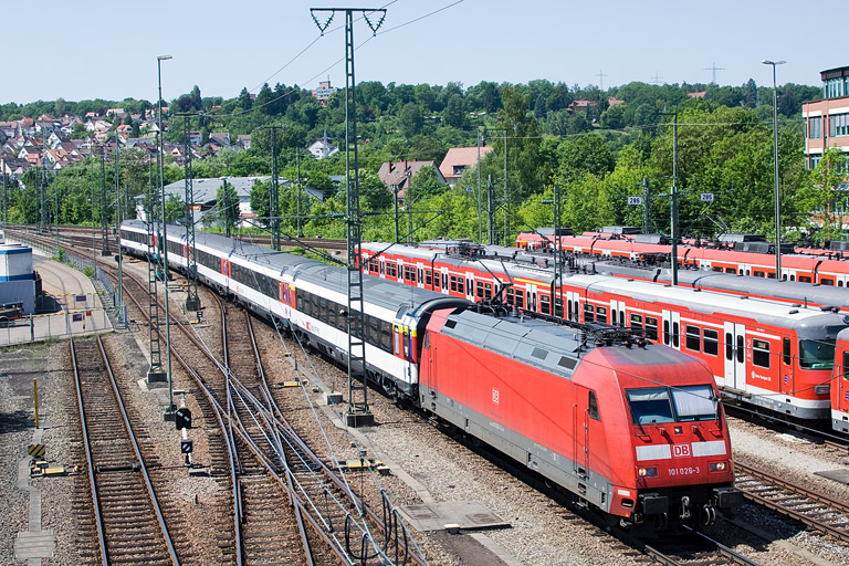 101 026 mit IC 282 bei km 16,0 (Mai 2012)