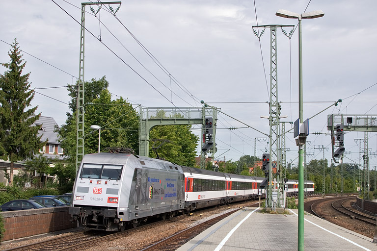 101 028 mit IC 183 bei km 16,6 (August 2012)