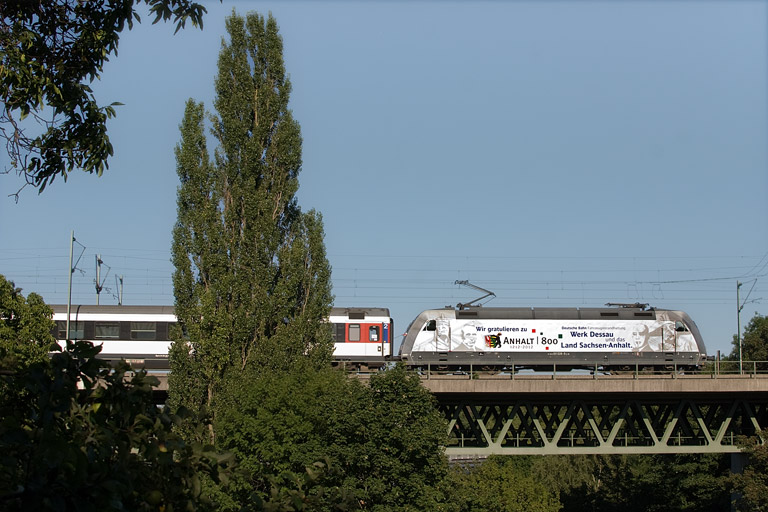 101 028 mit IC 283 bei km 14,6 (August 2012)