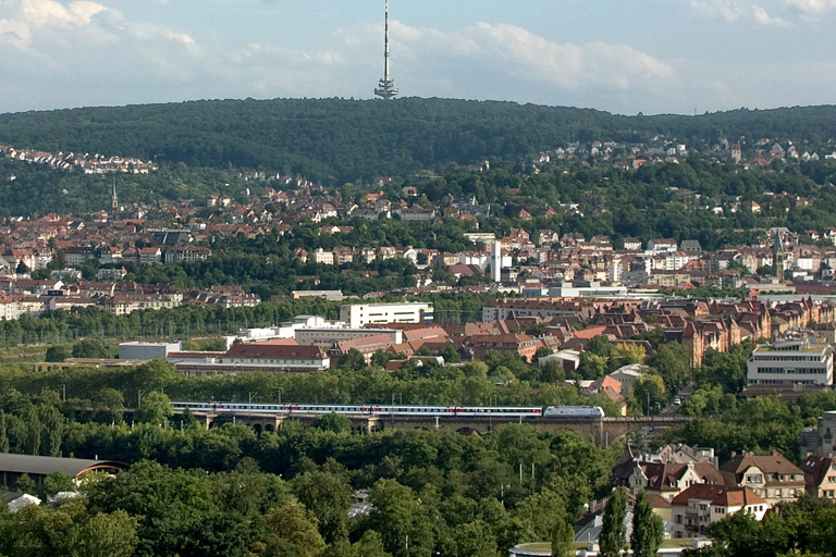 101 028 mit IC 283 bei km 2,4 (August 2012)