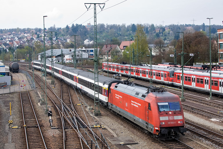 101 032 mit IC 282 bei km 16,0 (April 2012)