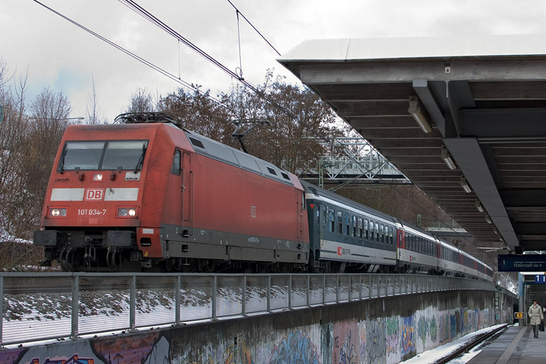 101 034 mit IC 185 bei km 14,0 (Februar 2012)