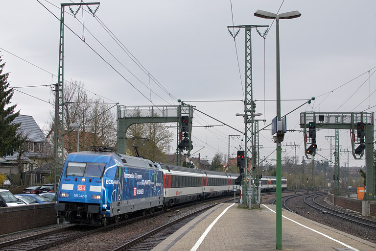101 042 mit IC 183 bei km 16,6 (April 2012)