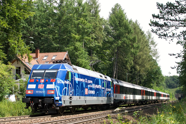 101 042 mit IC 185 bei km 18,2 (Juli 2012)