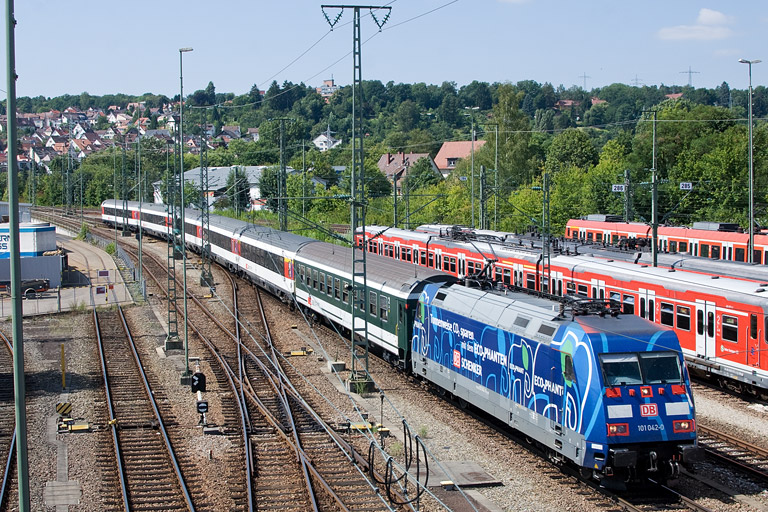 101 042 mit IC 282 bei km 16,0 (August 2012)