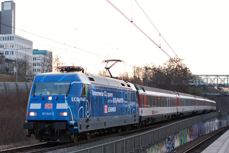 101 042 mit IC 283 bei km 14,2 (M&auml;rz 2012)