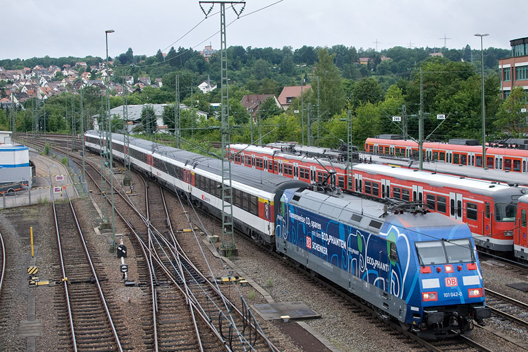 101 042 mit IC 284 bei km 16,0 (Juli 2012)