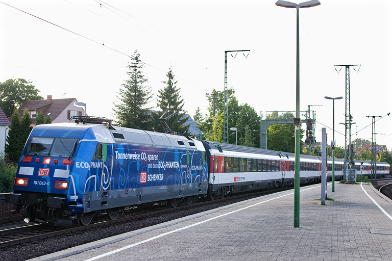 101 042 mit IC 285 bei km 16,8 (Juli 2012)