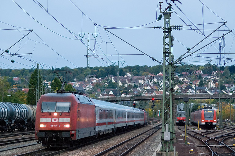 101 044 mit IC 1584 bei km 15,8 (Oktober 2012)