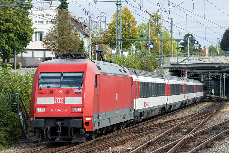 101 045 mit IC 185 bei km 15,4 (Oktober 2012)