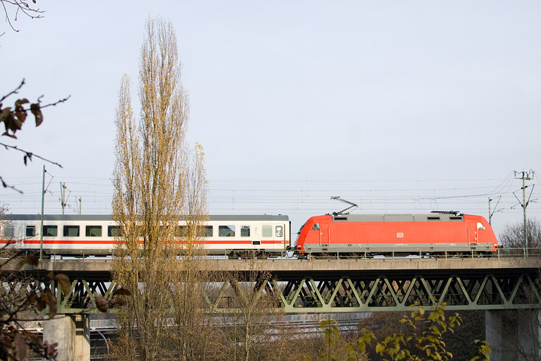 101 046 mit IC 1681 bei km 14,6 (November 2012)