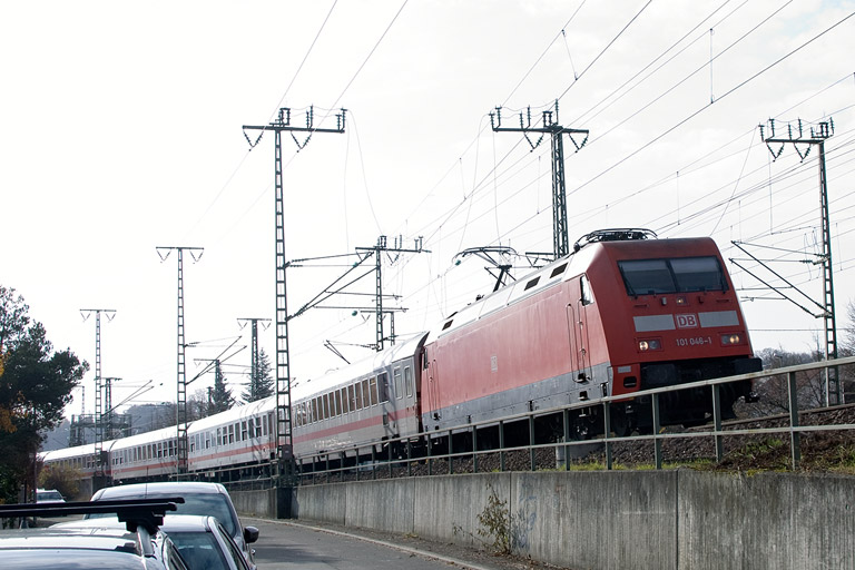 101 046 mit IC 1684 bei km 16,6 (November 2012)