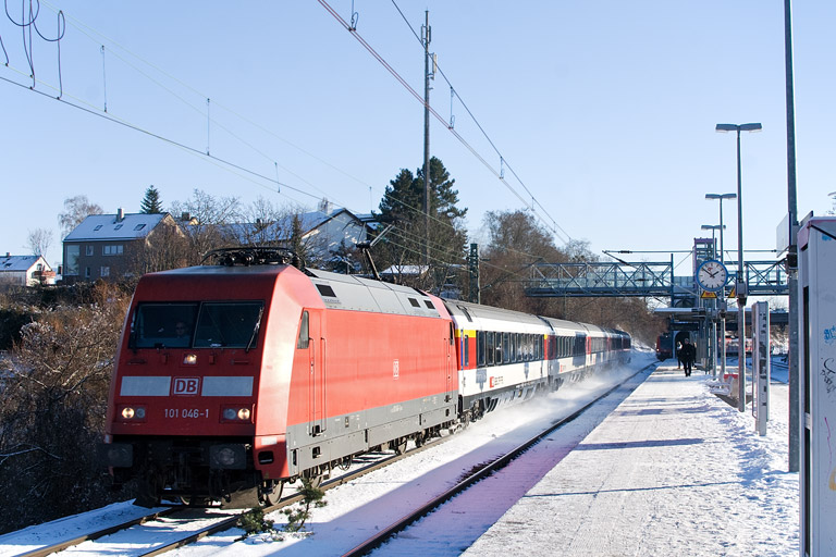 101 046 mit IC 280 bei km 14,2 (Dezember 2012)