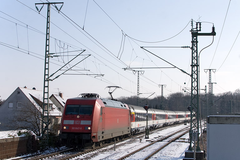 101 047 mit IC 280 bei km 16,8 (Februar 2012)