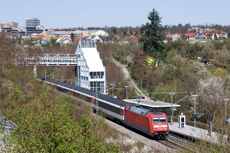 101 049 mit IC 185 bei km 14,2 (April 2012)