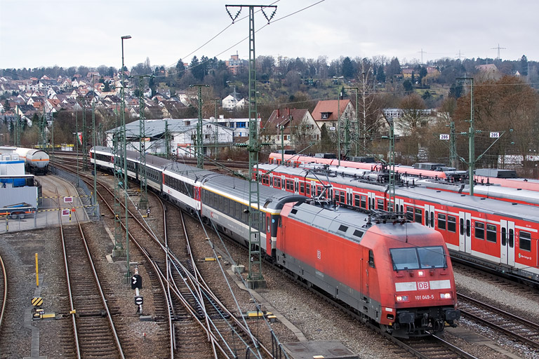 101 049 mit IC 284 bei km 16,0 (Februar 2012)