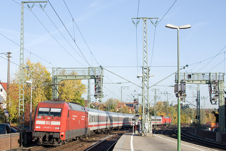 101 051 mit IC 1583 bei km 16,6 (Oktober 2012)