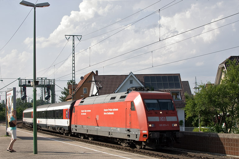 101 051 mit IC 283 bei km 16,6 (Juni 2012)