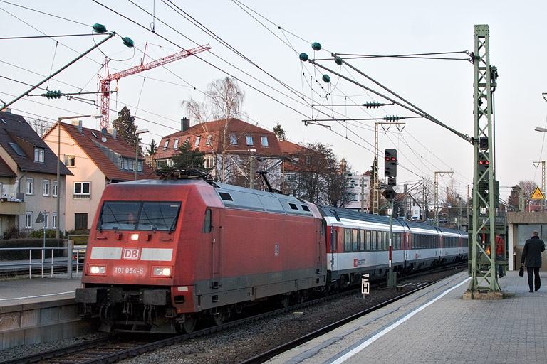 101 054 mit IC 283 bei km 15,6 (M&auml;rz 2012)