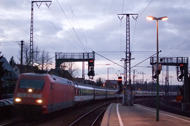 101 055 mit IC 283 bei km 16,6 (Februar 2012)