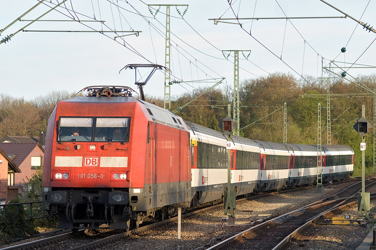 101 056 mit IC 182 bei km 16,8 (April 2012)