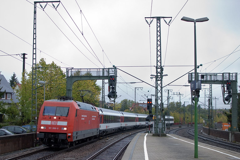101 066 mit IC 183 bei km 16,6 (Oktober 2012)