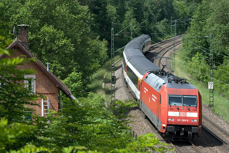 101 066 mit IC 282 bei km 19,2 (Juni 2012)