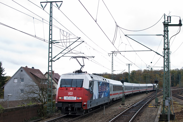 101 070 mit IC 1682 bei km 16,8 (November 2012)