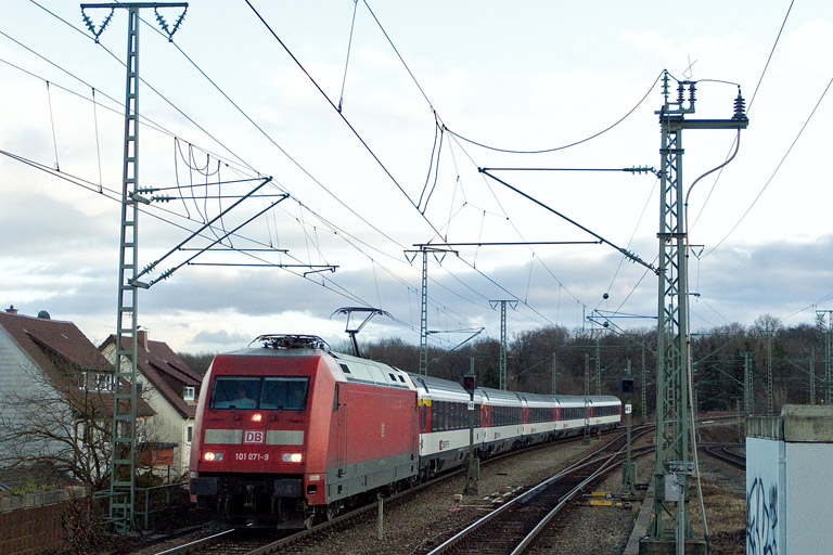 101 071 mit IC 186 bei km 16,8 (Dezember 2012)