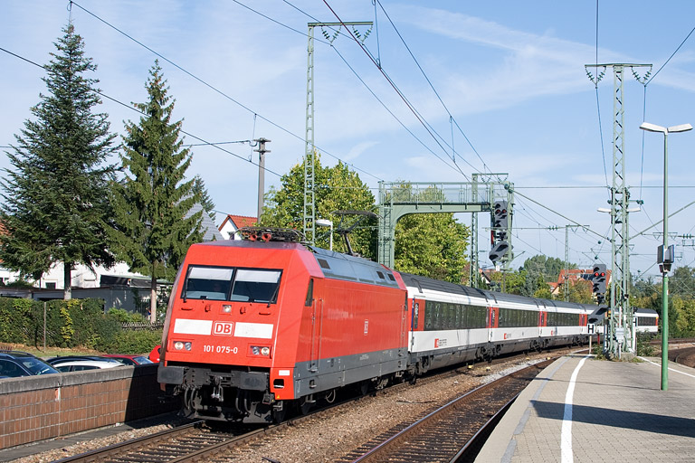 101 075 mit IC 183 bei km 16,6 (September 2012)