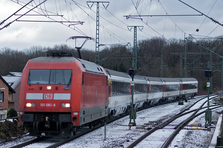 101 082 mit IC 284 bei km 16,8 (Januar 2012)